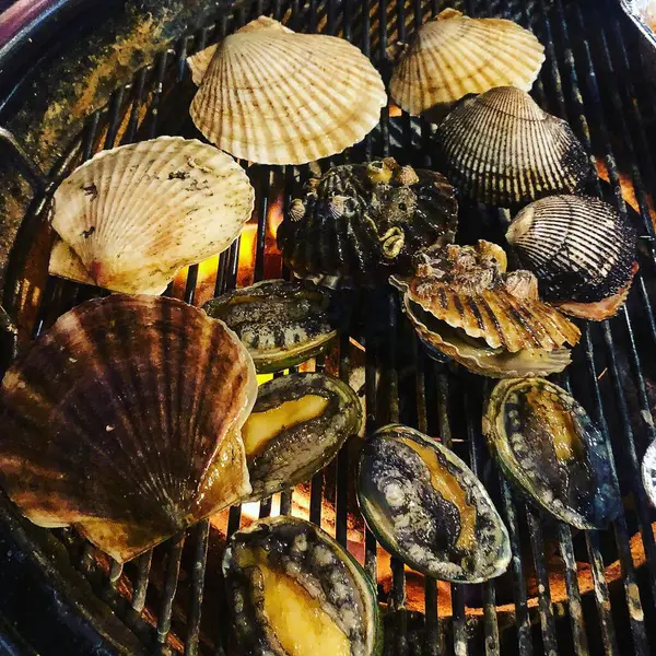 Tavada ızgara balık.