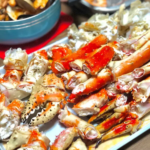 Tabakta ızgara deniz ürünleri ve ıstakoz.