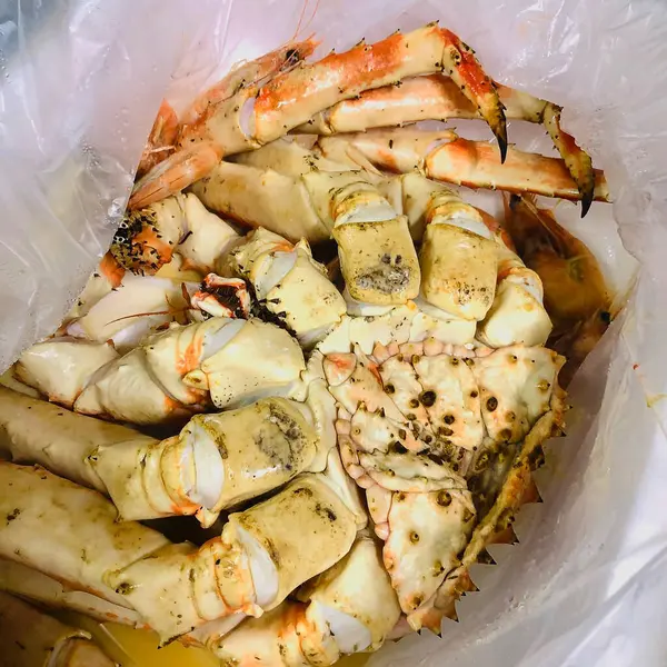 Buz küpleri ile taze deniz ürünleri