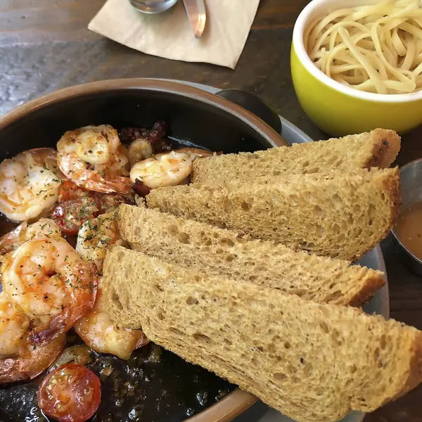 Sarımsaklı ve otlu kızarmış karides.