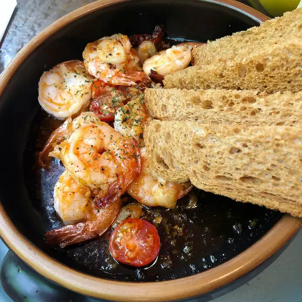 Ekmek ve bitkilerle karidesleri kapatın.