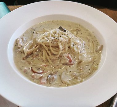 mantarlı makarna, krem peynirli ve otlu.