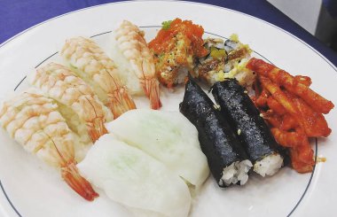 Lezzetli Asya yemeklerinin yakın görüntüsü