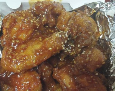 Soslu kızarmış tavuk kanadı.