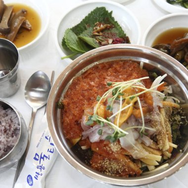 Tayland yemeği, kızarmış pirinç, sebzeli kızarmış tavuk ve kızarmış pilav.