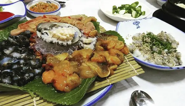 Lezzetli Asya yemeklerinin yakın görüntüsü