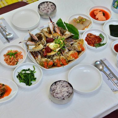 Restoranda çeşitli yemekler var.