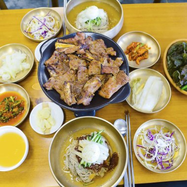 Kore yemeği, sığır eti ve domuz güveci.