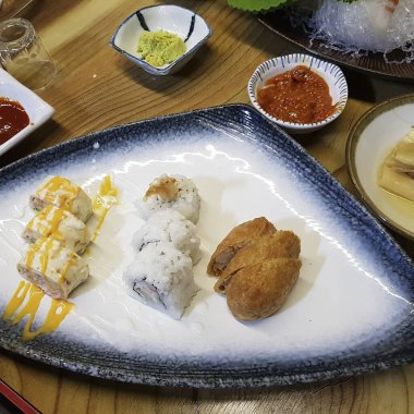 Japon yemekleri seti. Pirinç ve sebzeli suşi. Japon yemeği.