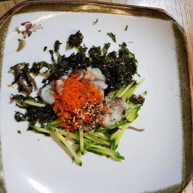 Kızarmış balıklı Kore yemeği.