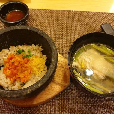 Japon mutfağı. arka planda kızarmış pilav