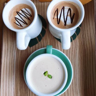 Marşmelov ve sütlü sıcak latte kahve. en üstteki görünüm.