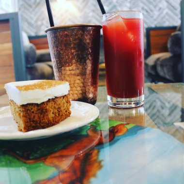 kahve ve dondurma masada.