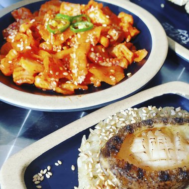 Pirinç ve sebzeli bir et tabağının mutfak fotoğrafı.