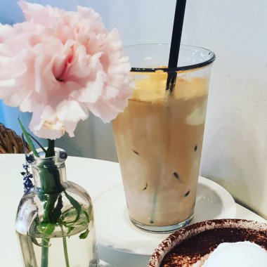 Kahve fincanı, latte sanat, süt ve çikolata.