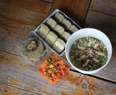 Tavuk ve sebzeli pilav.