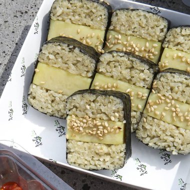 Pilav, susam, avokado ve susamlı suşi..