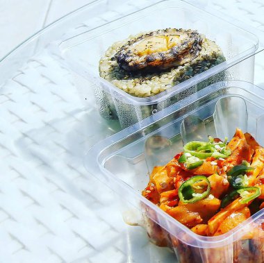 Kore yemeği, kimchi ve kimchi ile pirinç eriştesi.