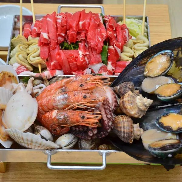 Tepside taze deniz ürünleri..