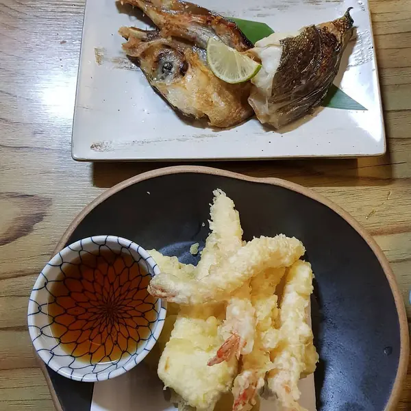 Limon ve salatalı kızarmış tavuk kanadı.