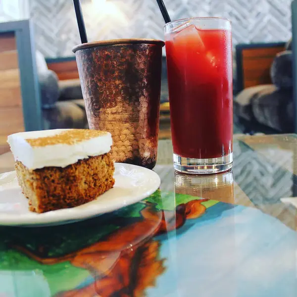 kahve ve dondurma masada.