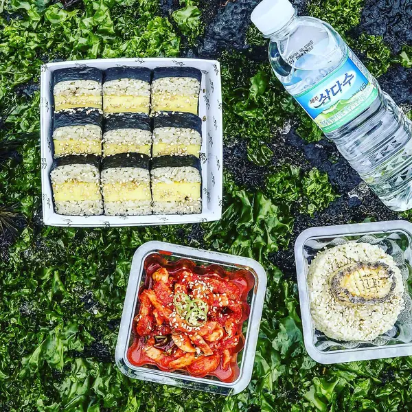 Sağlıklı yemek. pilav, tavuk ve tavuk salatası..