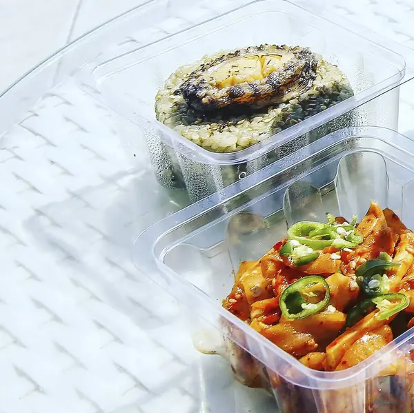 Kore yemeği, kimchi ve kimchi ile pirinç eriştesi.