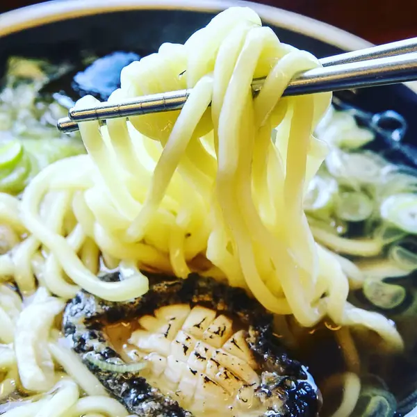 Kasede domuz etli erişte, yakın çekim.