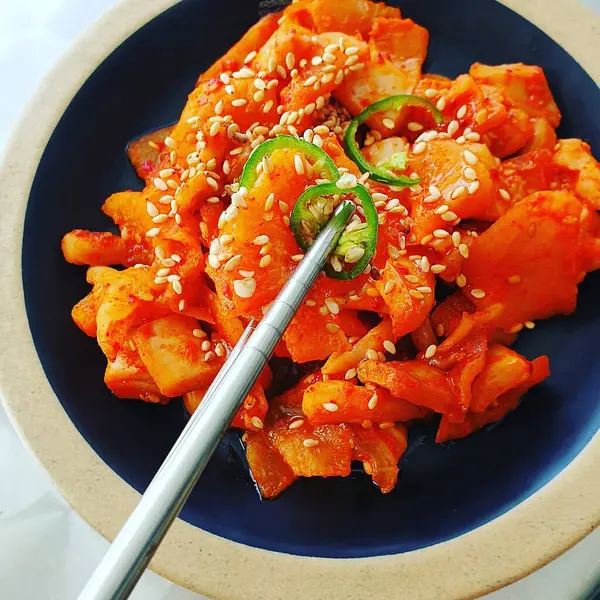 Kore yemeği, kimchi ve pilav.