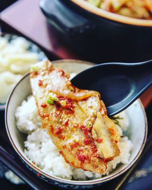 Patates ve sebzeli kızarmış tavuk.