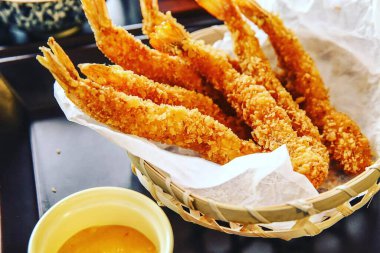 Sos ve baharatlı kızarmış tavuk kanadı.