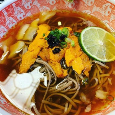 Lezzetli Asya yemeklerinin yakın görüntüsü