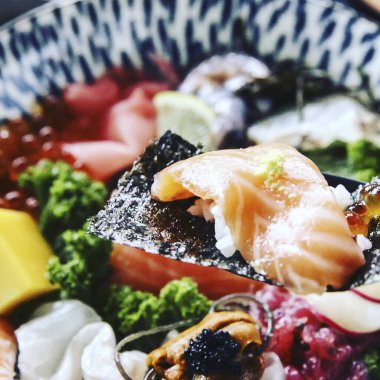 Tabakta taze suşi saşimi. Japon yemeği.