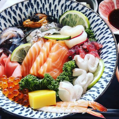 Deniz ürünleri ve sebzeli taze balık.