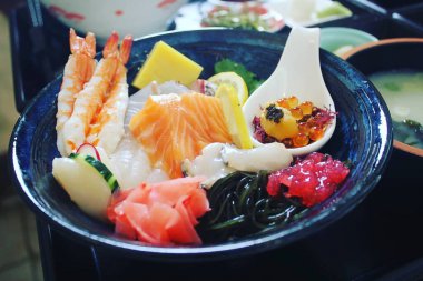 Lezzetli Asya yemeklerinin yakın görüntüsü