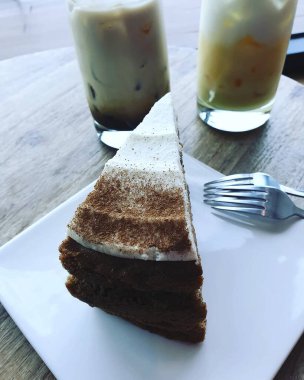 Bir parça kek ve bir fincan çay.