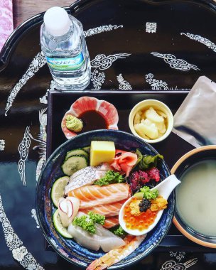 Japon yemeklerine taze balık çorbası koy.