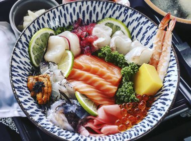 Tepside taze deniz ürünleri.