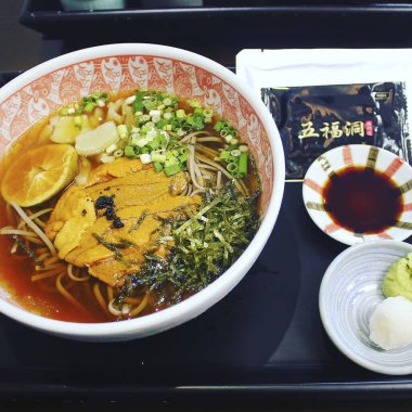 Lezzetli Asya yemeklerinin yakın görüntüsü