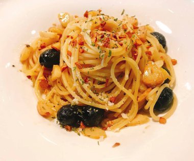 Deniz ürünleri ve peynirli spagetti.