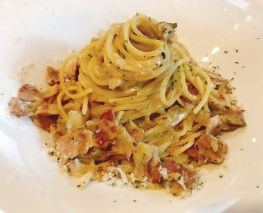 Peynirli spagetti, parmesan, sarımsak, fesleğen