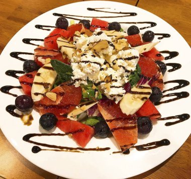 Taze sebzeli ve peynirli salata