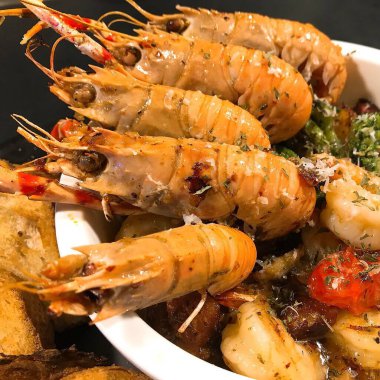 Sarımsaklı ve otlu kızarmış karides.