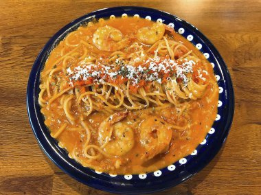 deniz ürünleri soslu ve baharatlı makarna.