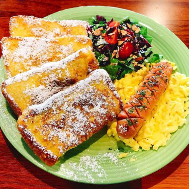 Yumurtalı kahvaltı, tost, tost, peynir ve sebzeli