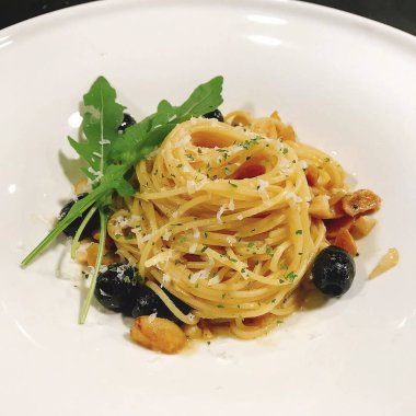 Deniz ürünleri ve sebzeli spagetti.