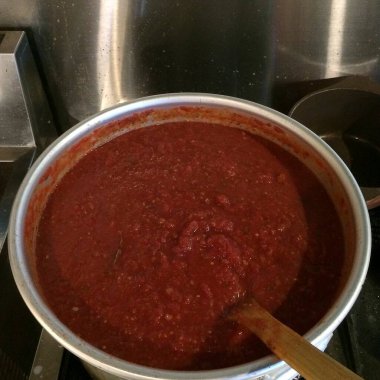 Ev yapımı domates çorbası pişirmek..