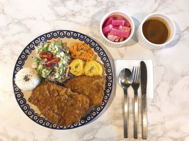 Lezzetli Asya yemeklerinin yakın görüntüsü