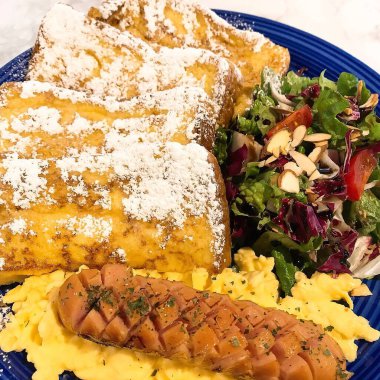 Kahve ve kruvasanla kahvaltı.