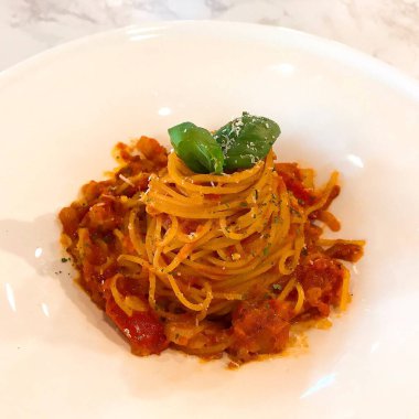 Beyaz tabakta fesleğenli bolonez.